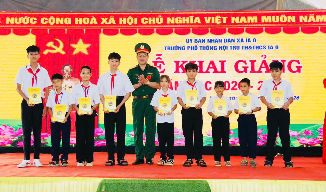 Đoàn KT-QP 715 tặng 20 cây xanh, 10 suất học bổng tiếp sức học sinh vùng biên