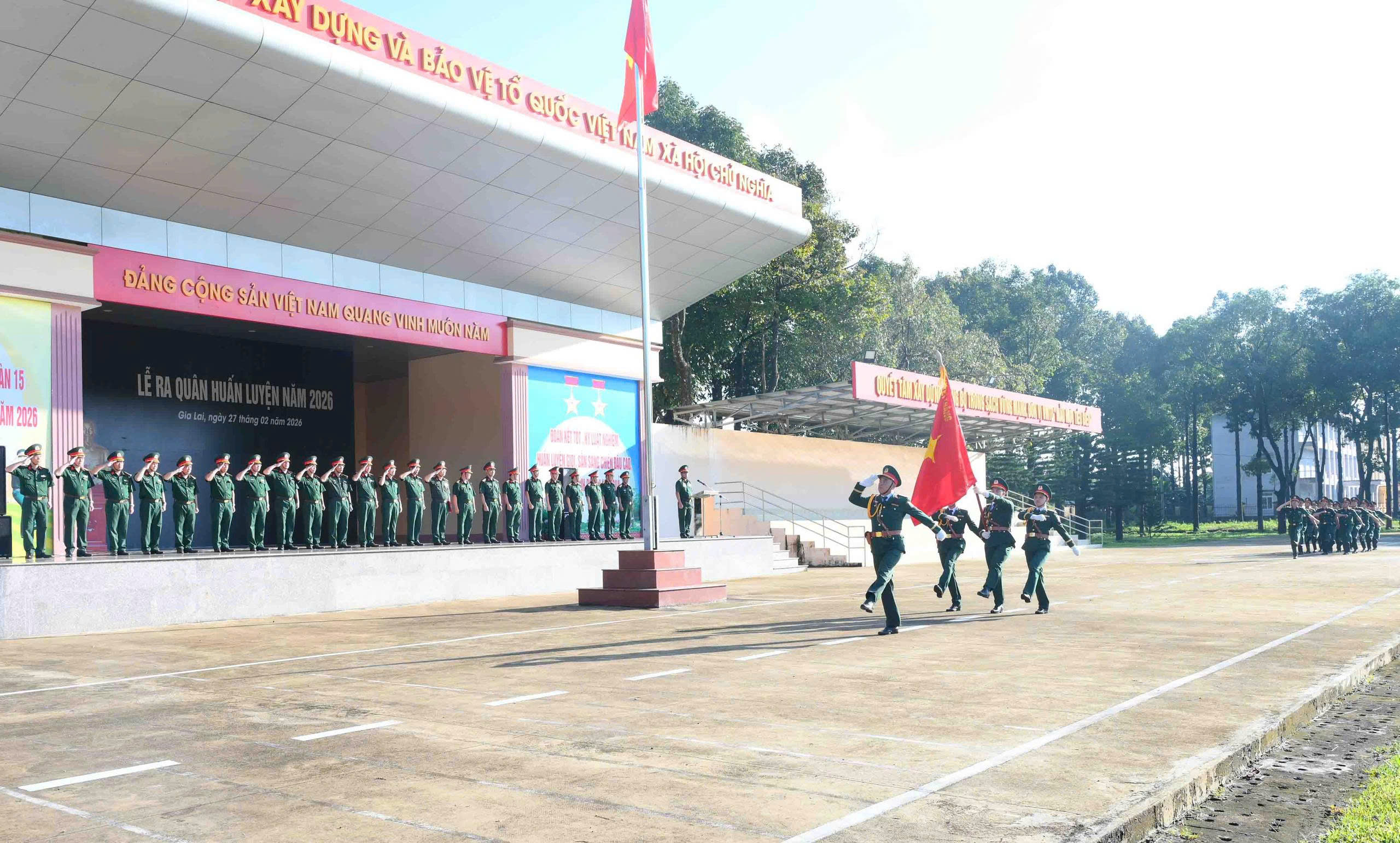 Binh đoàn biểu dương 16 cá nhân tiêu biểu tại Lễ chào cờ quý IV
