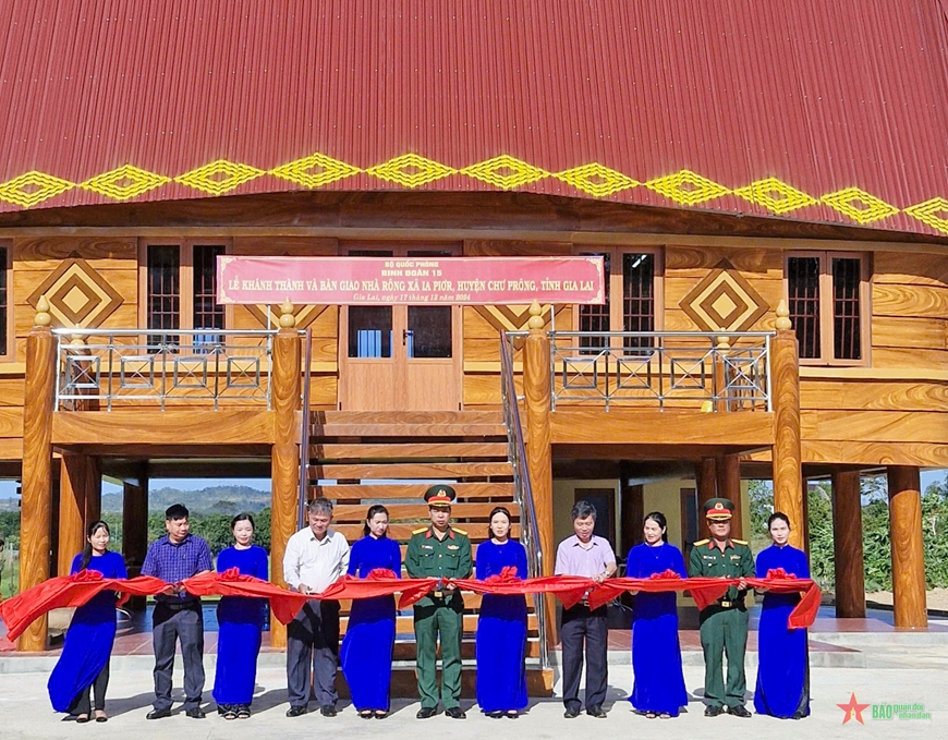 Binh đoàn 15 bàn giao 3 nhà rông văn hóa trị giá gần 10 tỷ đồng