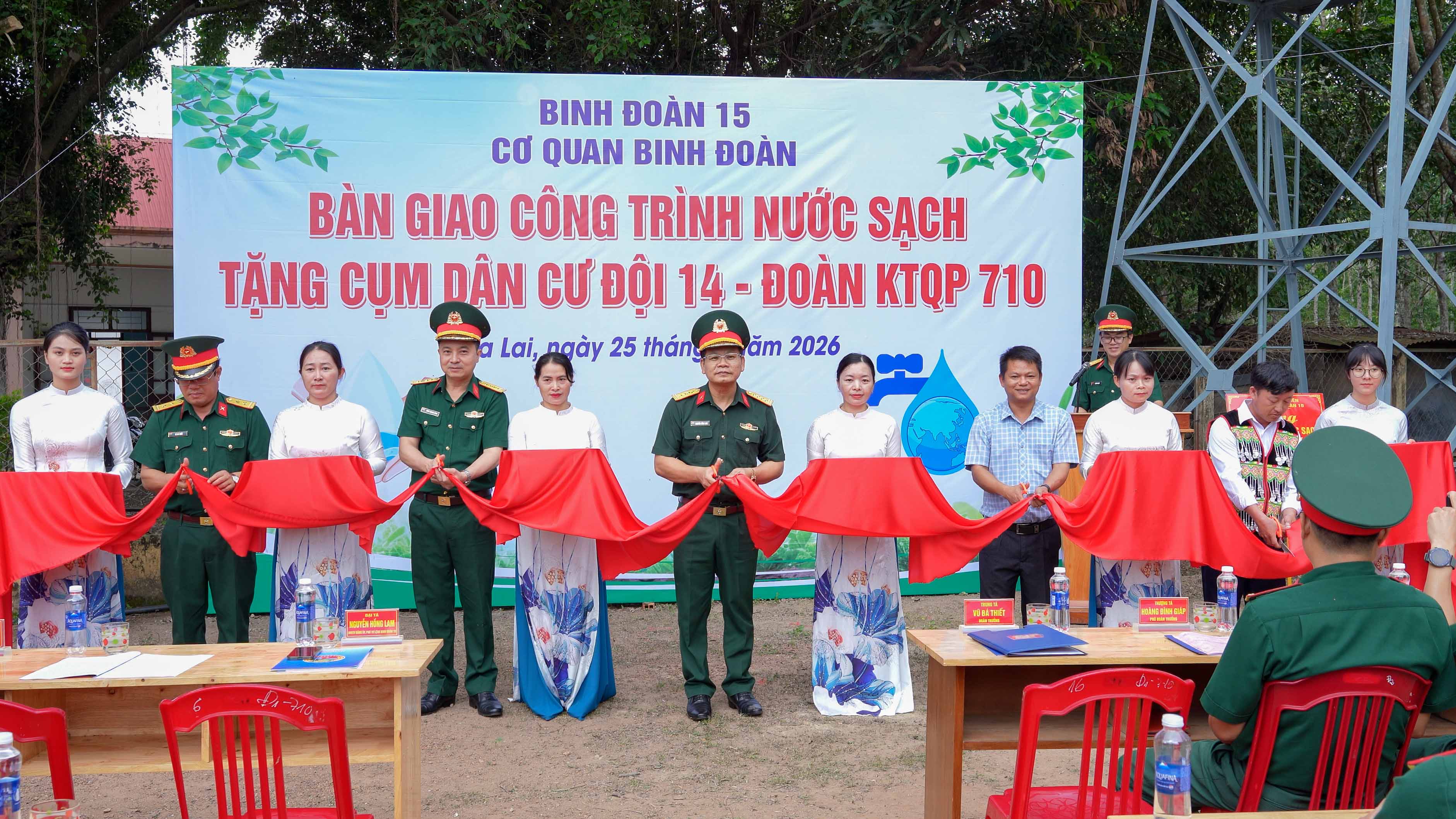 Cán bộ, nhân viên Cơ quan Binh đoàn chung tay đưa nước sạch về vùng biên