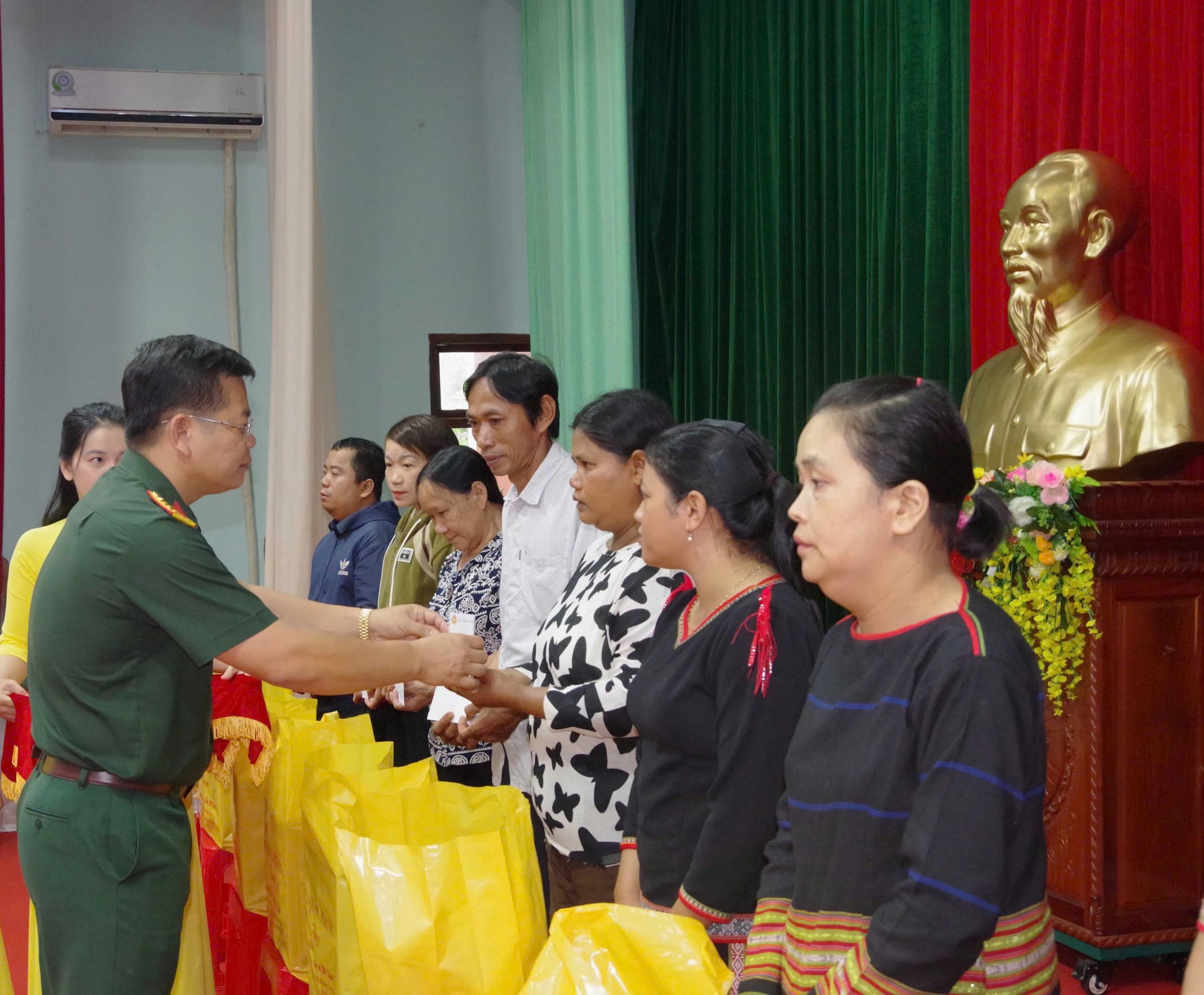 Quân ủy Trung ương, Bộ Quốc phòng và Binh đoàn 15 trao gần 14.000 suất quà tặng nhân dân dịp Quốc khánh 2-9
