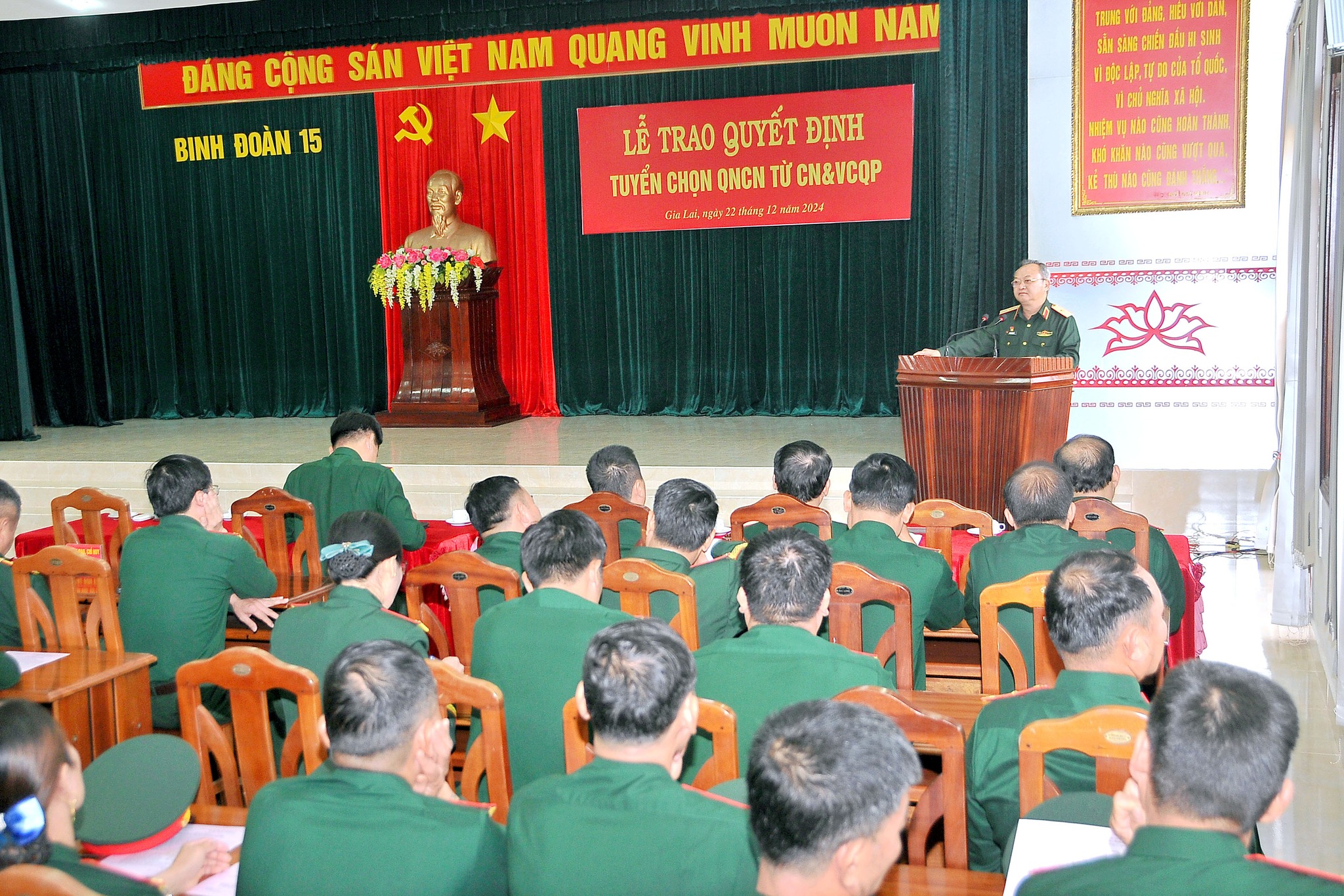 Trao quyết định tuyển chọn quân nhân chuyên nghiệp năm 2024