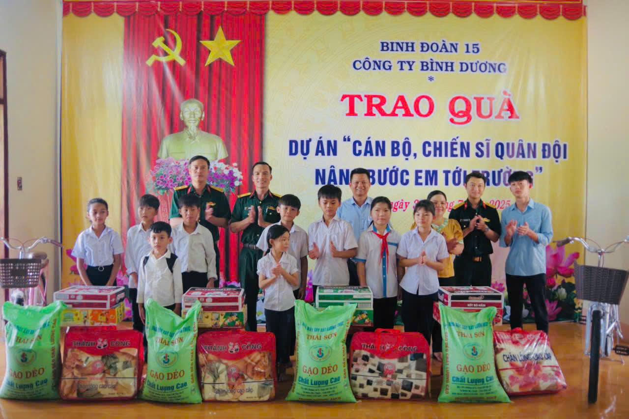 Công ty Bình Dương trao quà hỗ trợ học sinh khó khăn tại xã Ia Púch