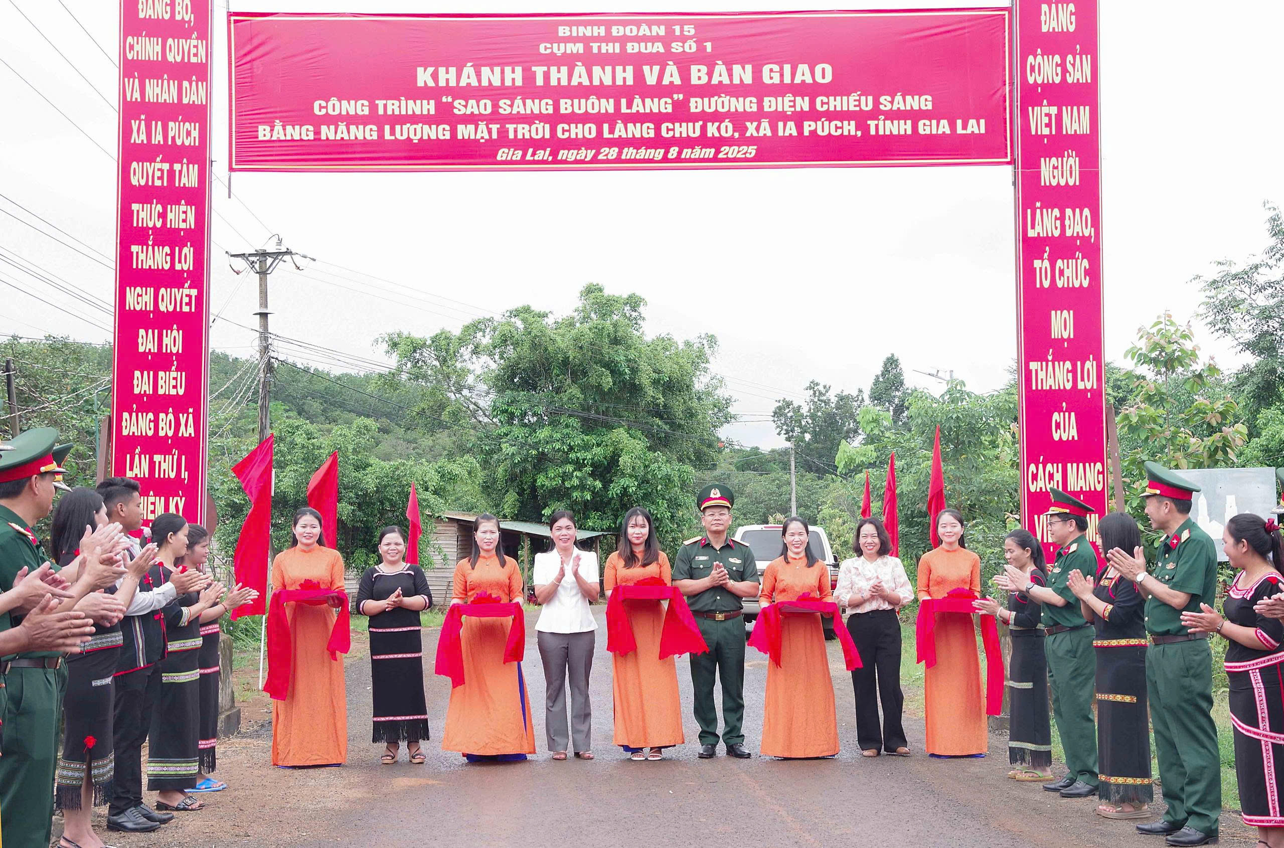 Binh đoàn 15 trao tặng nhân dân xã Ia Púch (tỉnh Gia Lai) công trình “Sao sáng buôn làng”