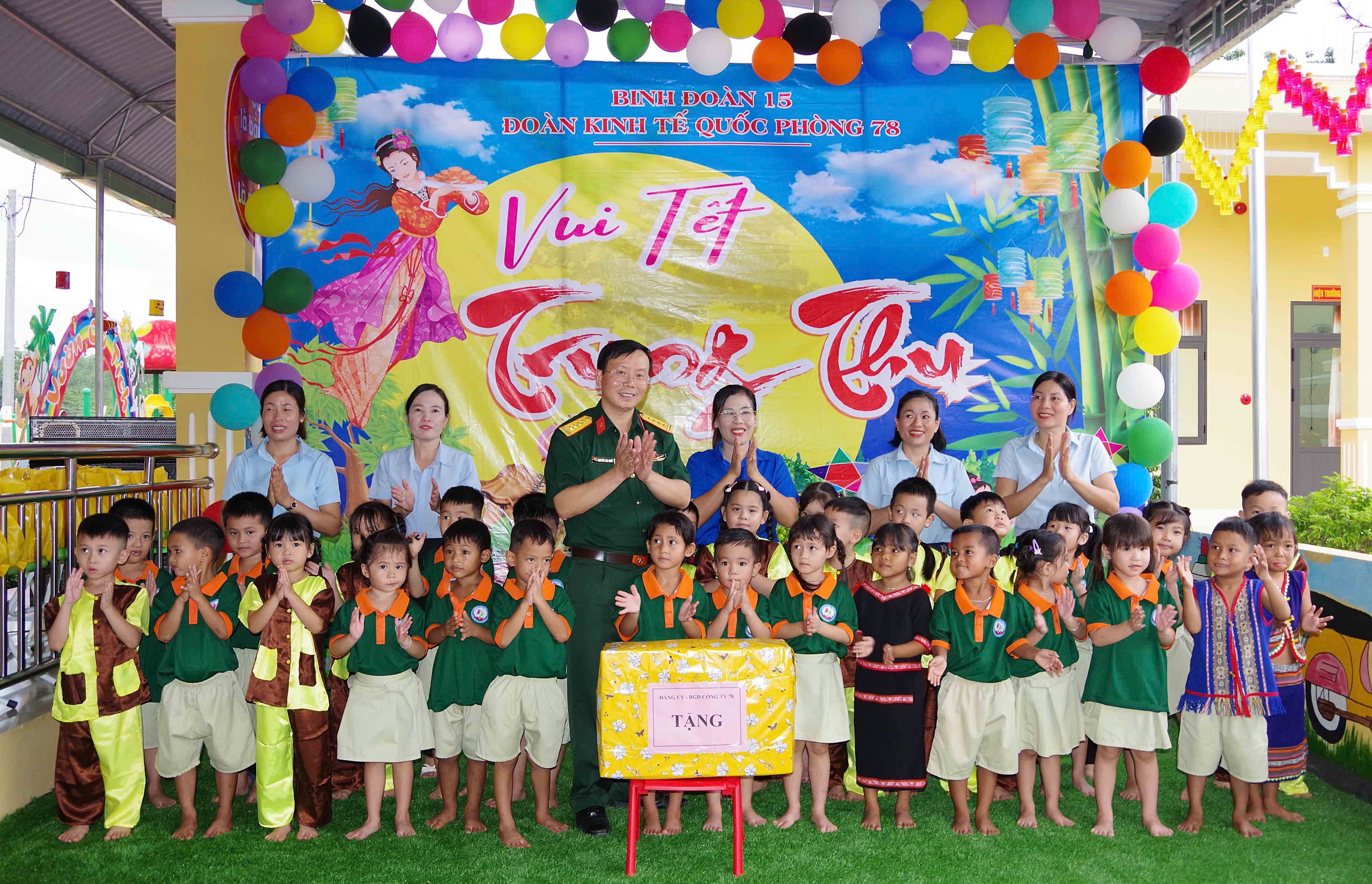 Thiếu nhi xã Mo Rai vui Tết Trung thu cùng bộ đội Đoàn KT-QP 78