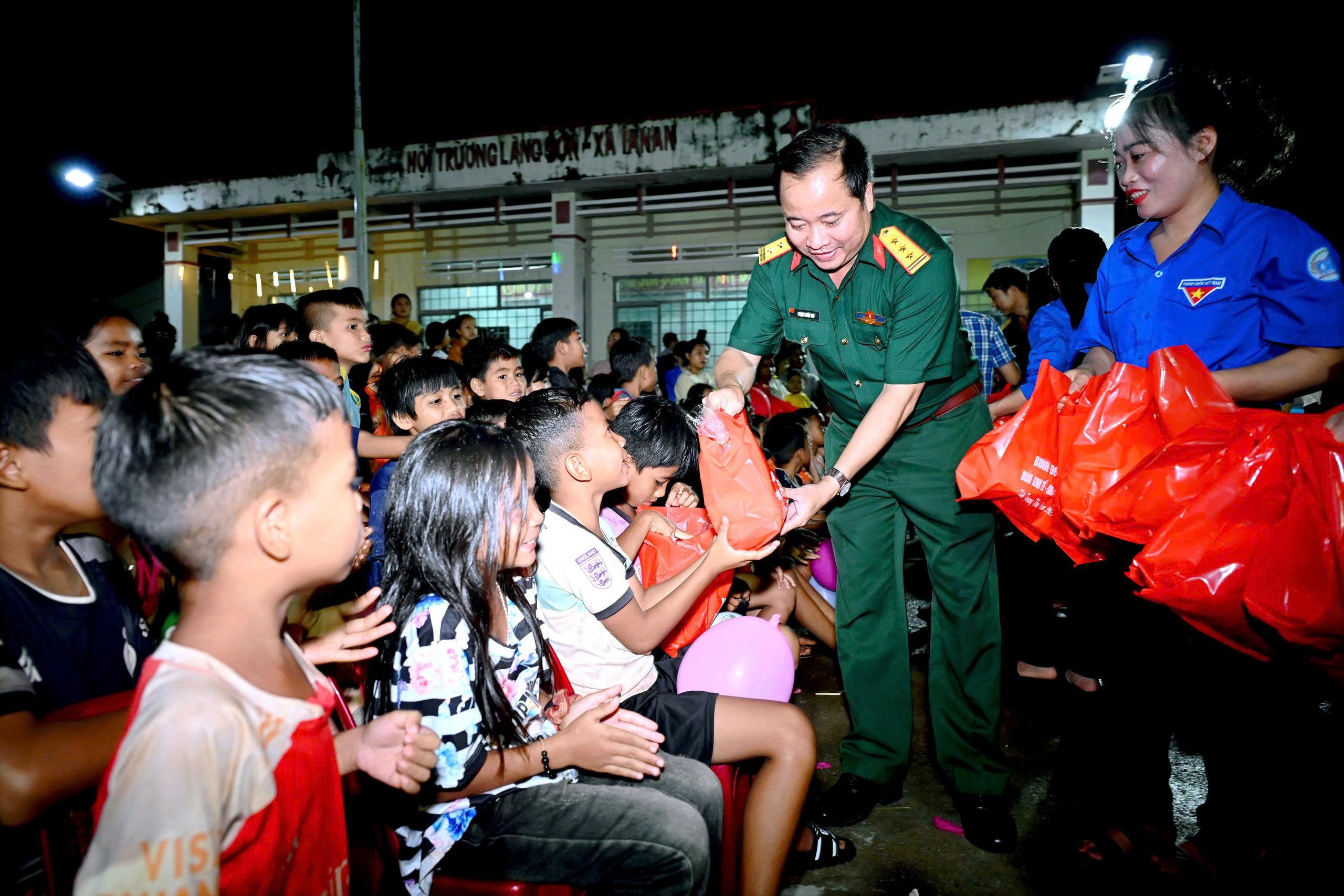“Đêm hội Trăng rằm - thắm tình biên gới” tại Đoàn KT-QP 72