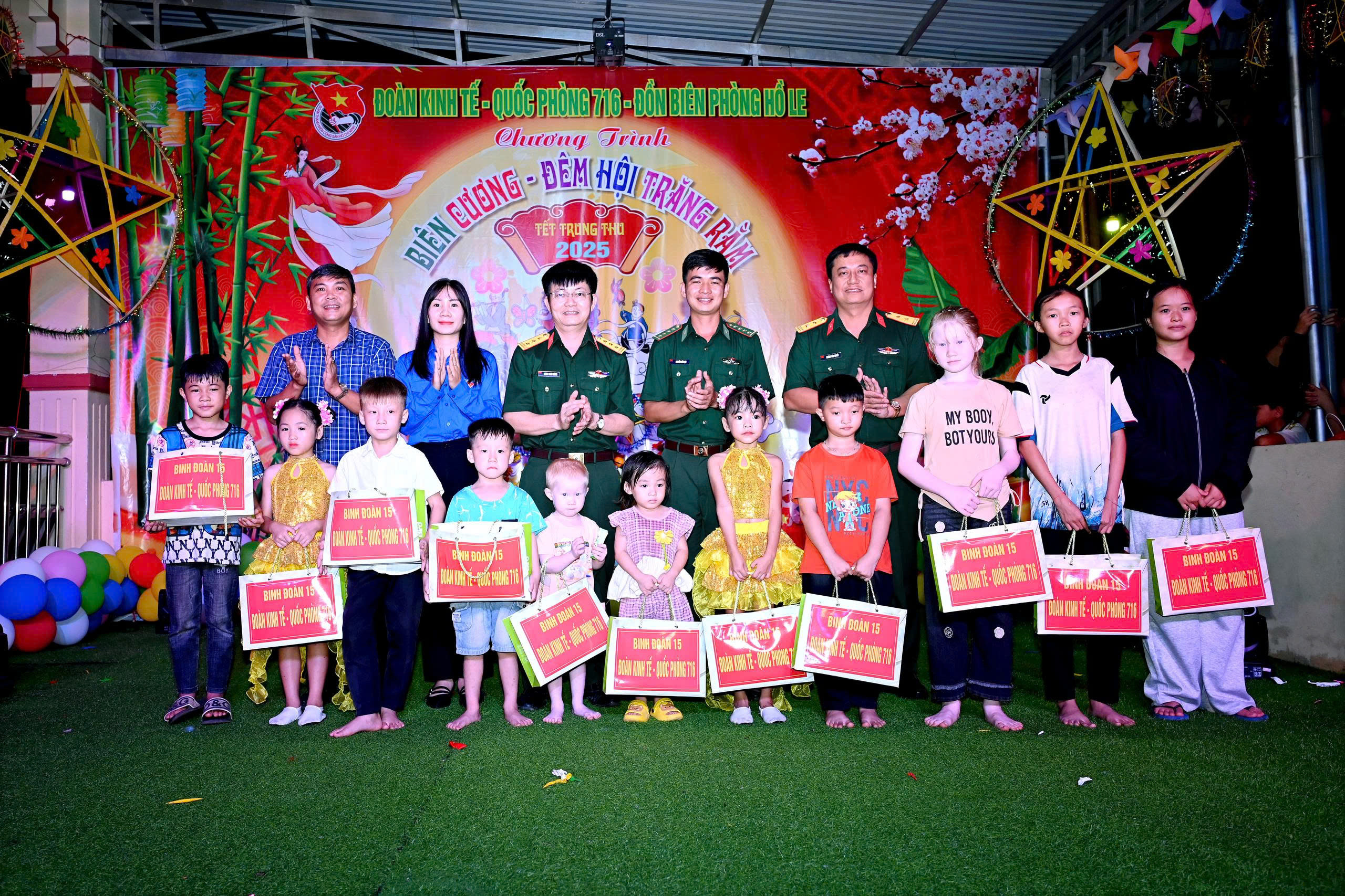 Đoàn KT-QP 716 thắp sáng đêm trăng yêu thương nơi xã biên giới Ia Đal