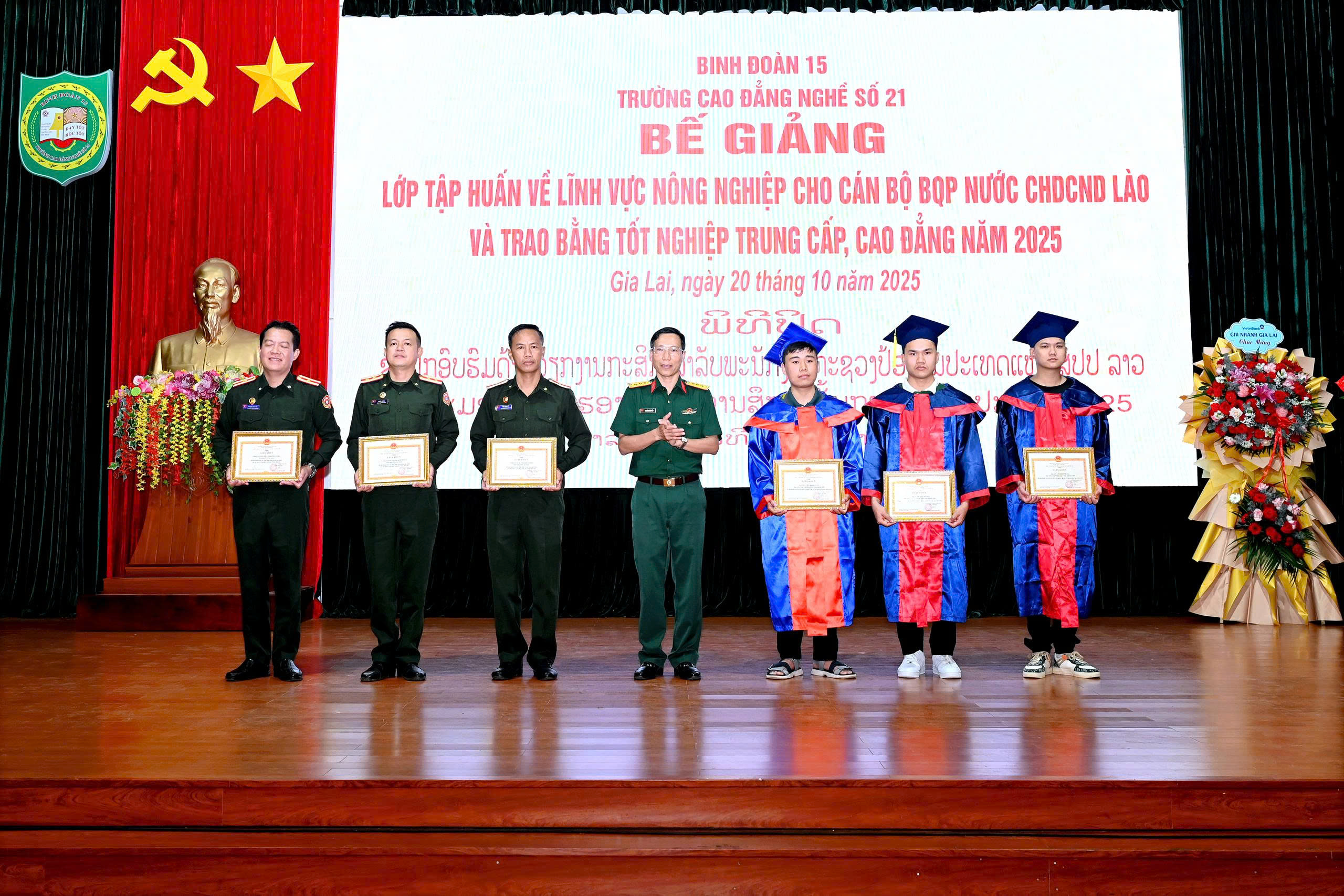 Trường Cao đẳng nghề số 21 bế giảng lớp tập huấn về lĩnh vực nông nghiệp cho học viên nước bạn Lào và trao bằng tốt nghiệp năm 2025