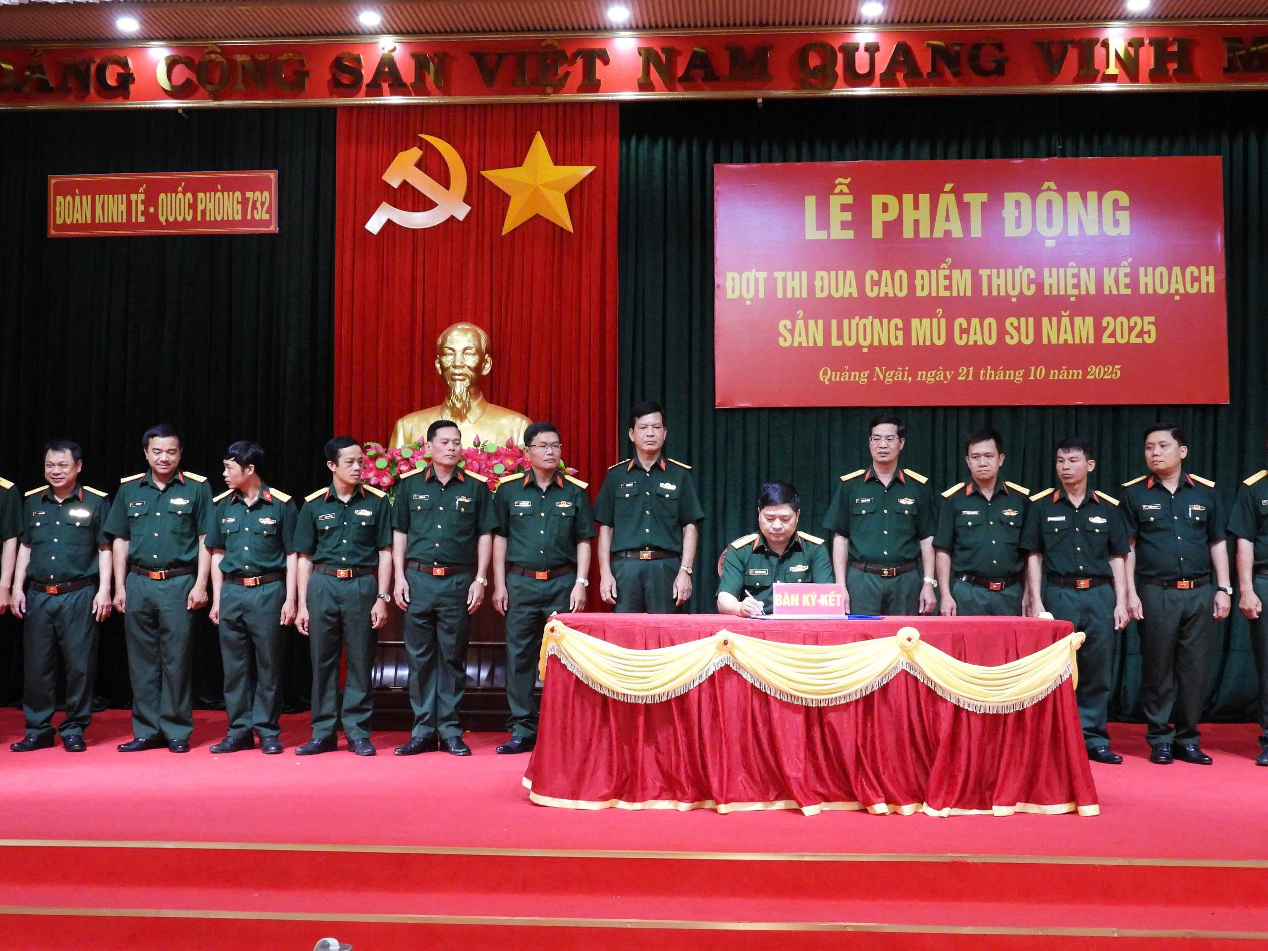 Đoàn Kinh tế - Quốc phòng 732 (Binh đoàn 15) phát động “Đợt thi đua cao điểm về đích kế hoạch sản lượng mủ cao su năm 2025”