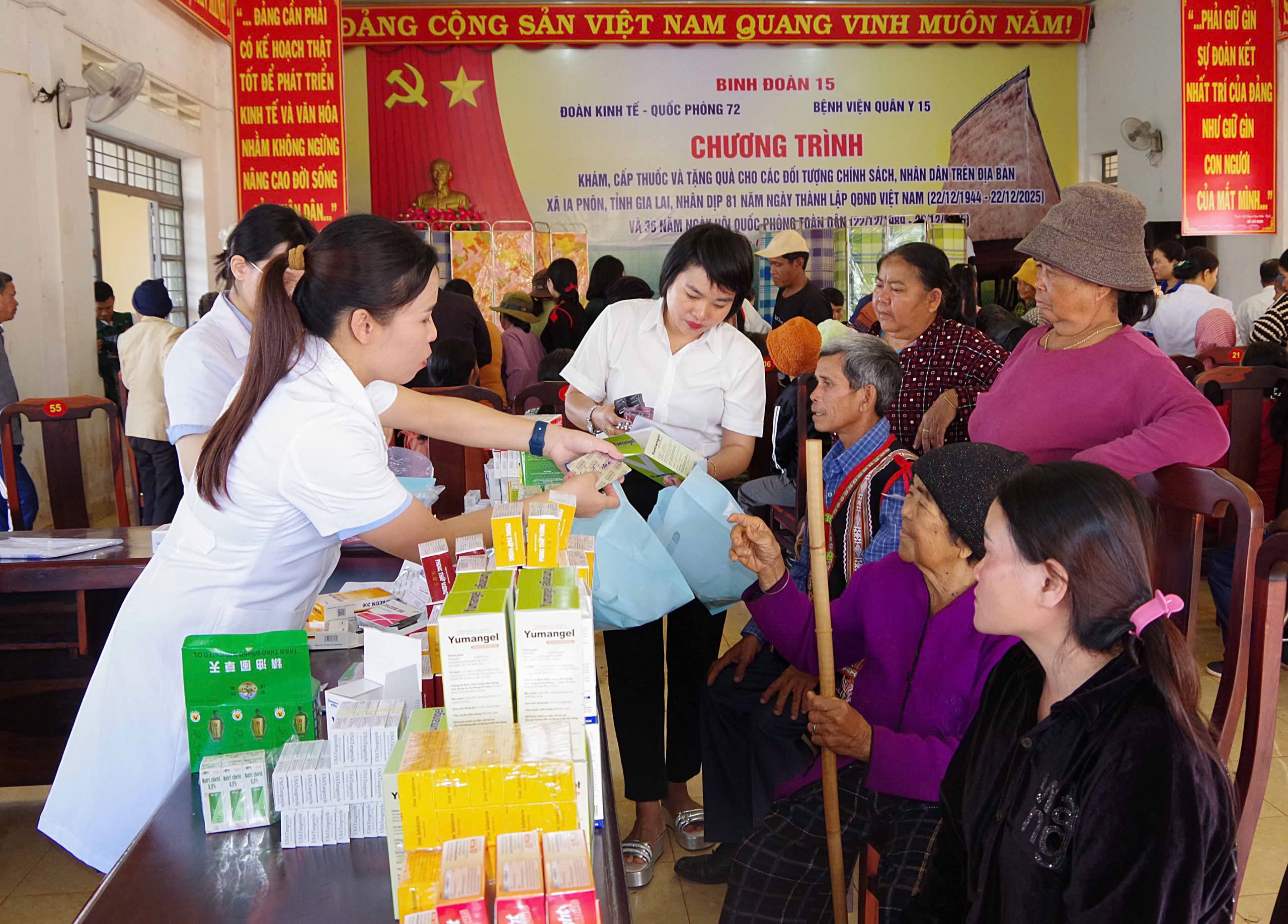 Bệnh viện Quân y 15 và Đoàn KT-QP 72 (Binh đoàn 15) phối hợp khám, cấp thuốc cho hơn 450 lượt người dân xã Ia Pnôn, tỉnh Gia Lai