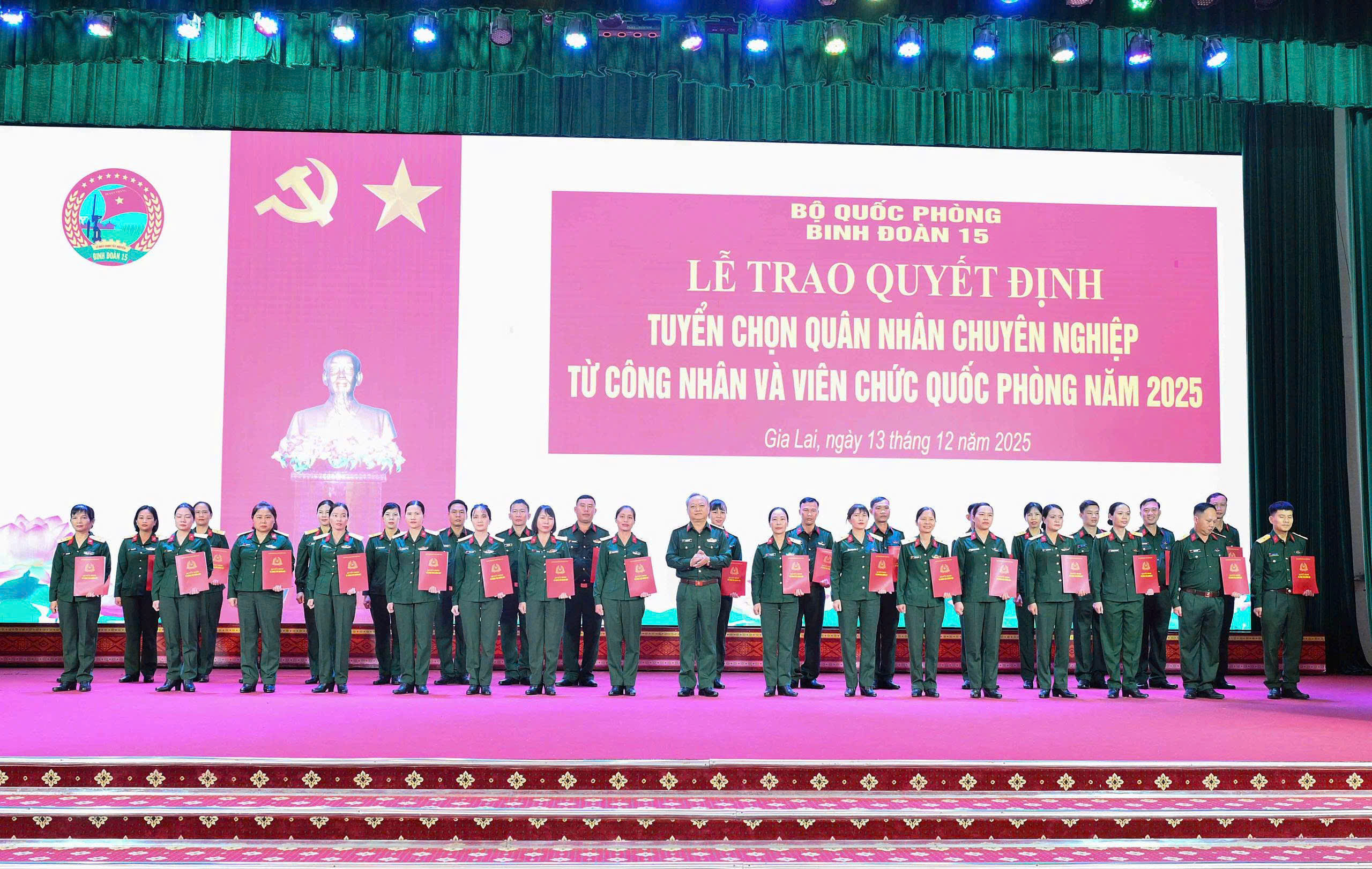 Binh đoàn 15 tổ chức Lễ trao Quyết định tuyển chọn quân nhân chuyên nghiệp năm 2025