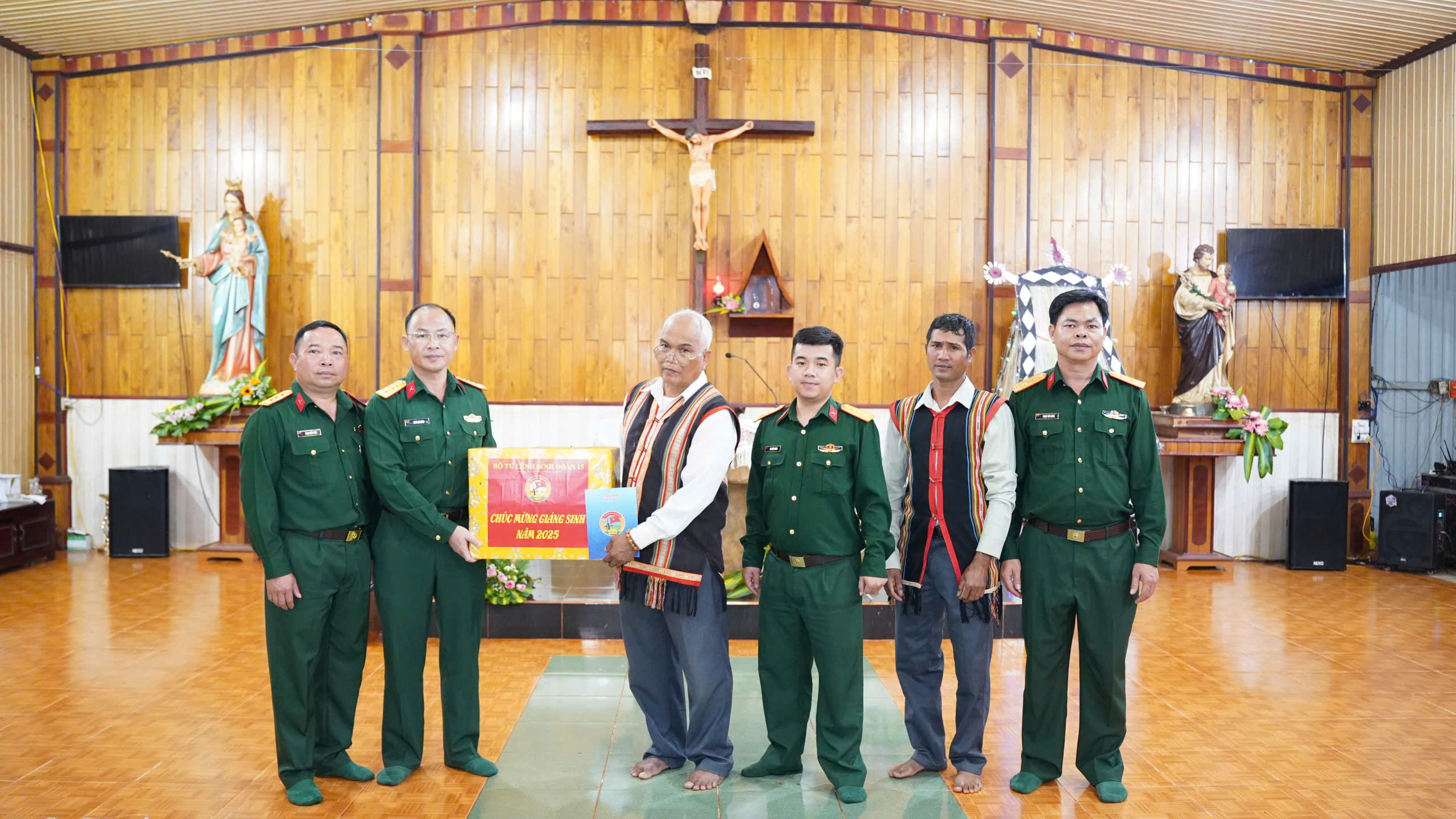 Binh đoàn 15 thăm, chúc mừng các cơ sở tôn giáo nhân dịp Giáng sinh 2025