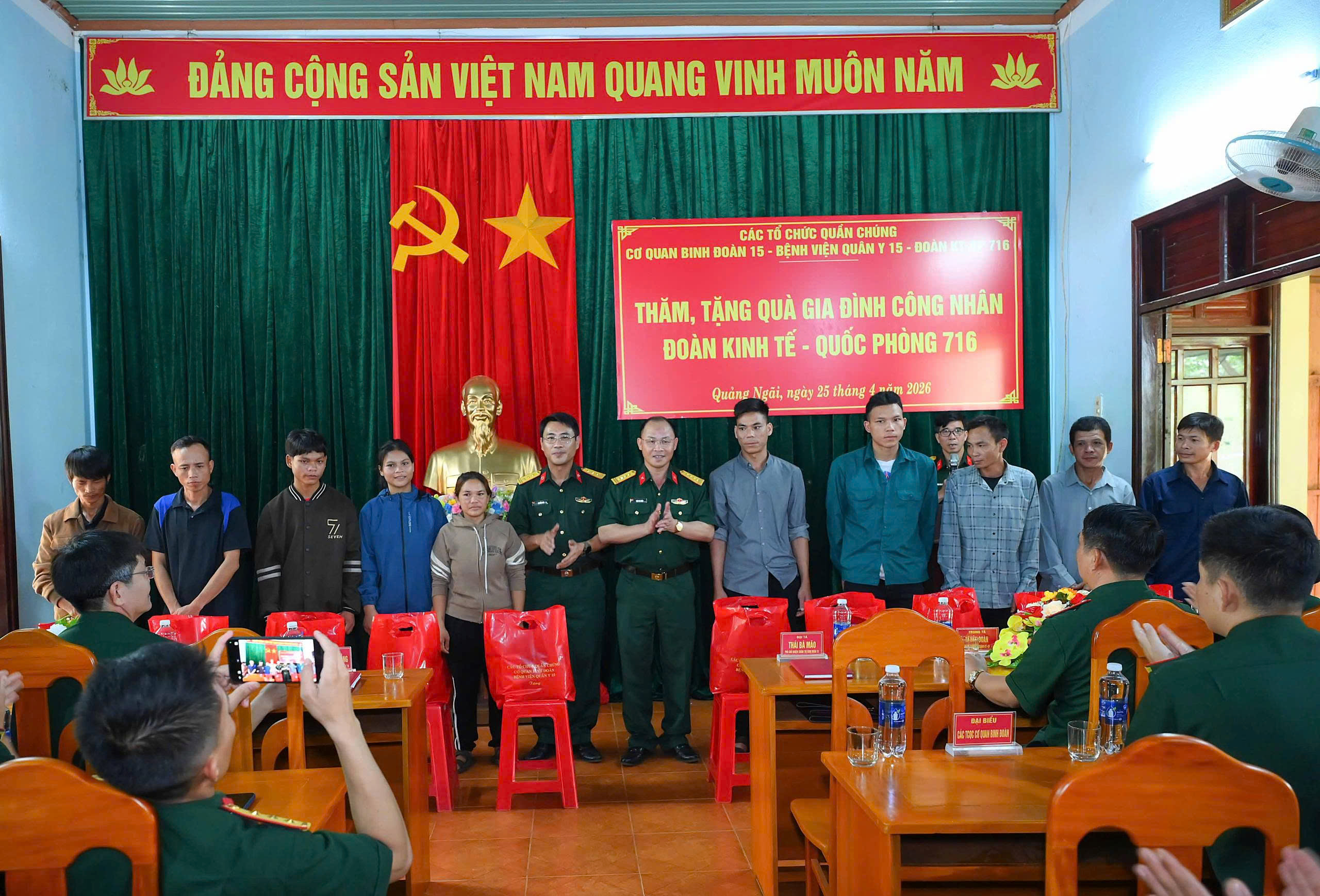 Các tổ chức quần chúng Cơ quan Binh đoàn và Bệnh viện Quân y 15 tiếp sức cùng người lao động vượt khó
