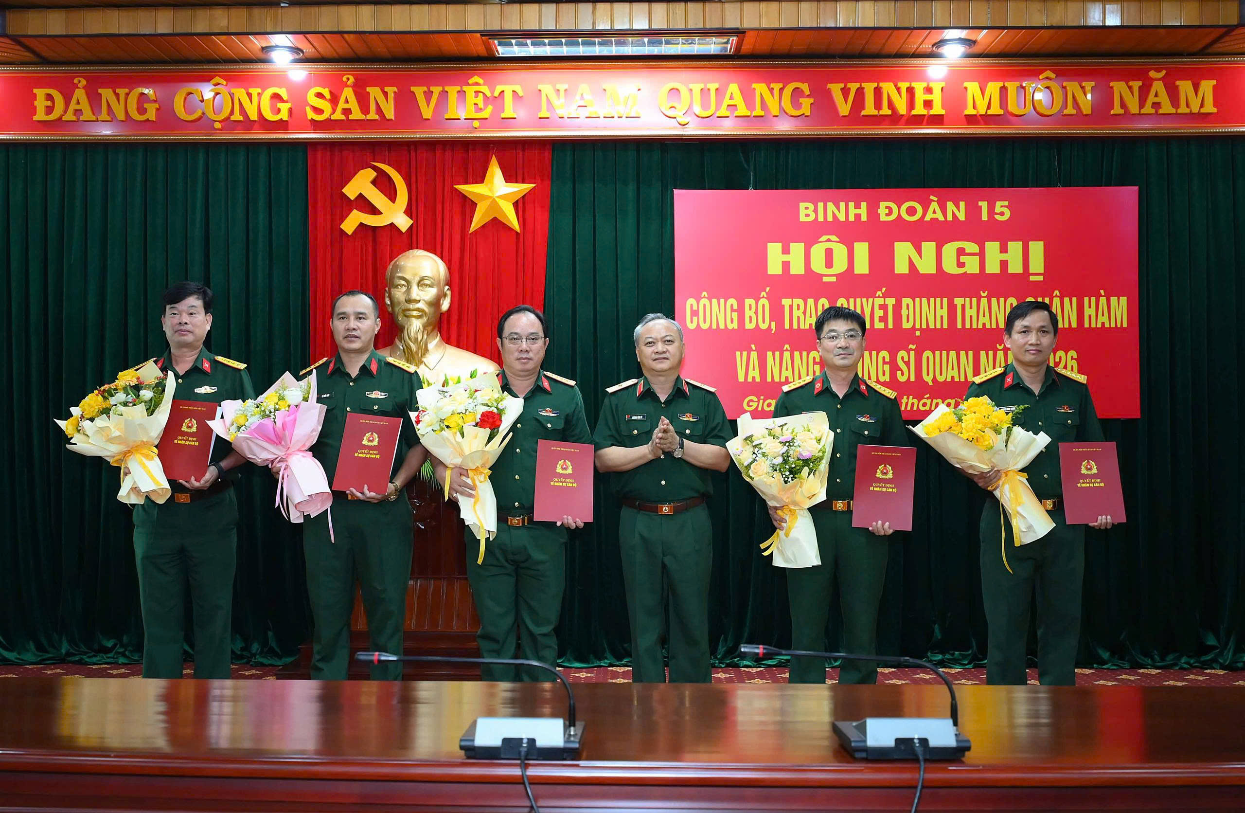 Binh đoàn 15 trao quyết định thăng quân hàm, nâng lương cho 17 sĩ quan cấp thượng tá, đại tá năm 2026