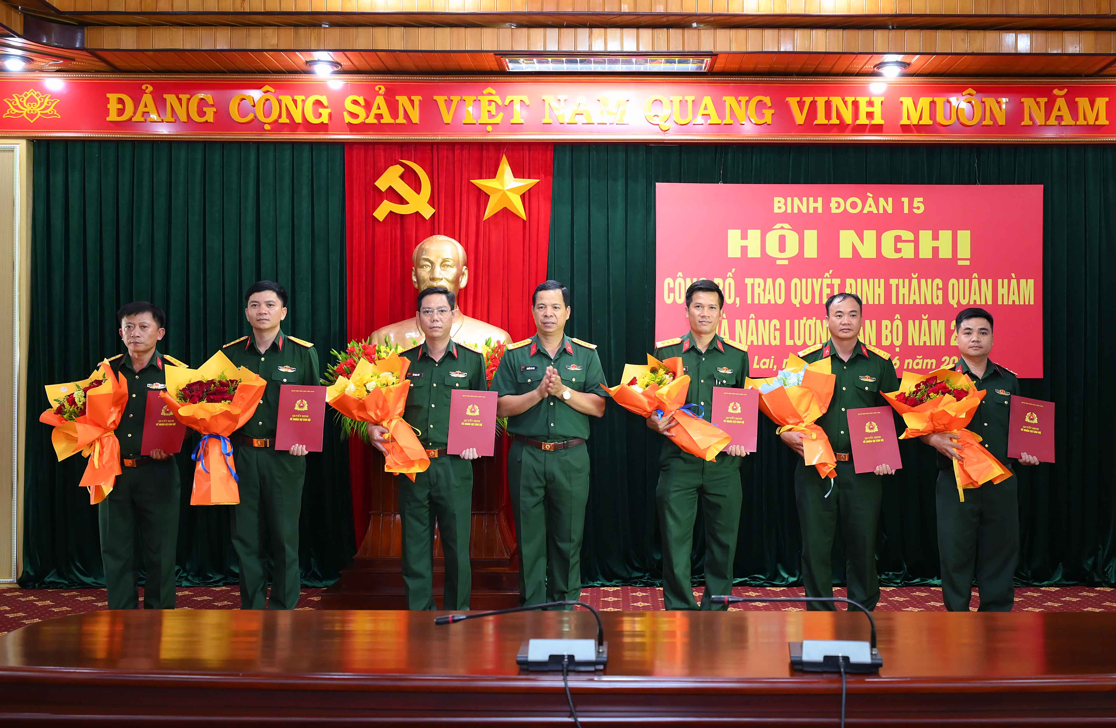Bộ Tư lệnh Binh đoàn 15 trao quyết định phong, thăng quân hàm sĩ quan và nâng lương cán bộ đợt 2 năm 2026
