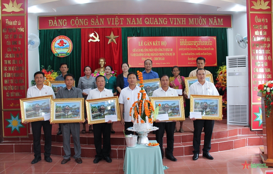 Công ty Hợp tác kinh tế 385 tổ chức “Gắn kết hộ” với cán bộ, nhân dân Lào