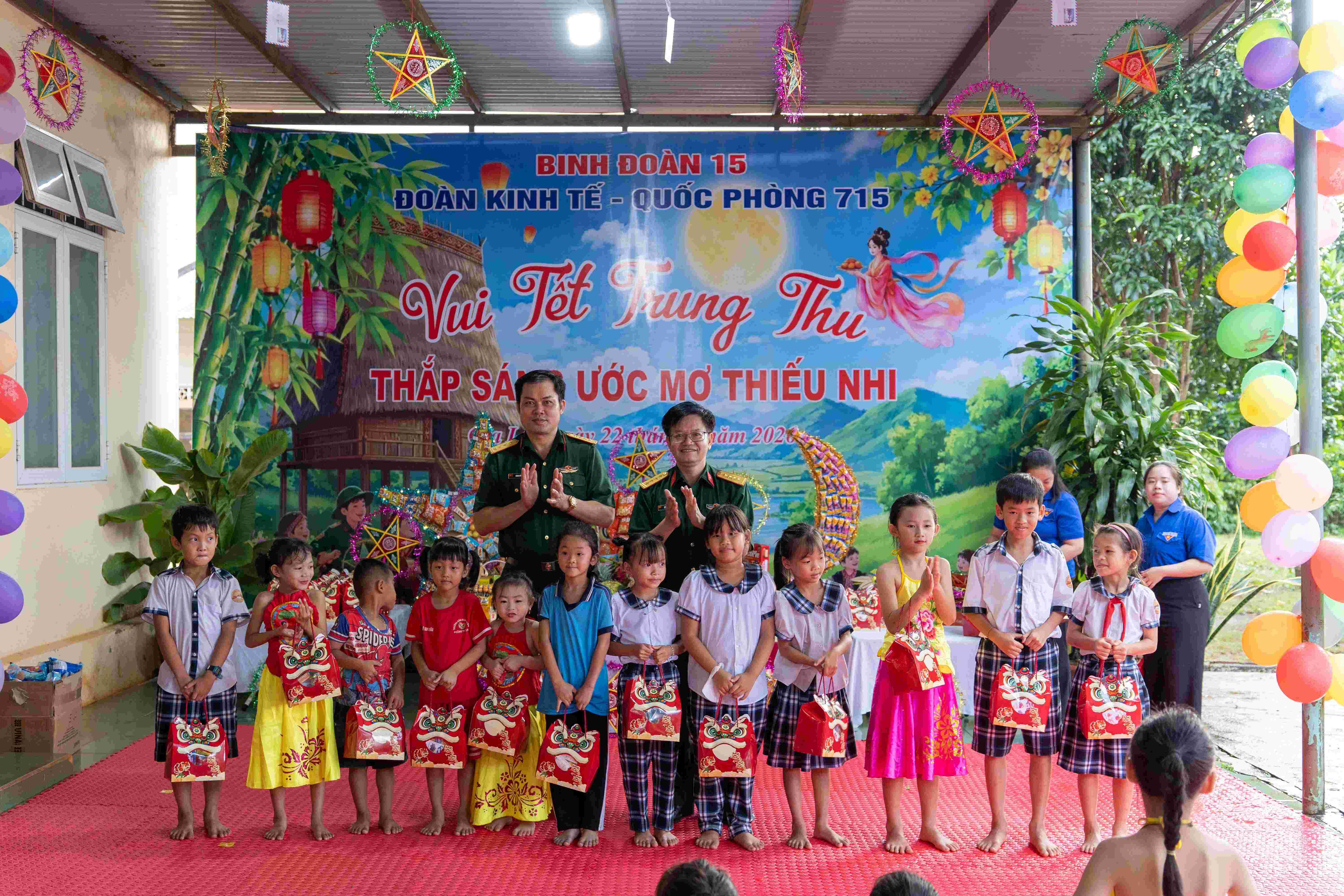 Đoàn Kinh tế - Quốc phòng 715 tổ chức Vui Tết Trung thu - Thắp sáng ước mơ thiếu nhi