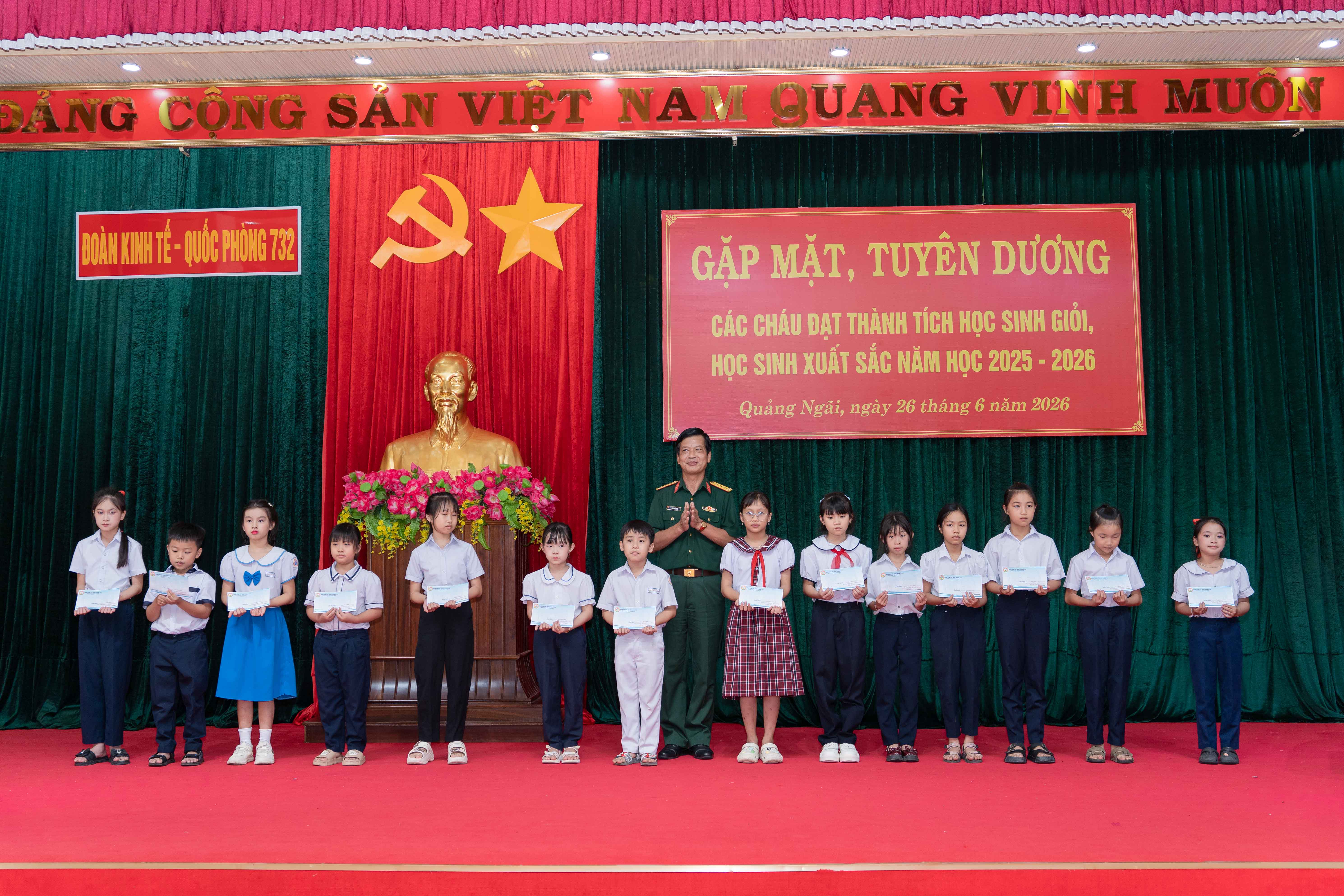 Đoàn KT-QP 732 gặp mặt, tuyên dương 154 học sinh giỏi, học sinh xuất sắc năm học 2025-2026