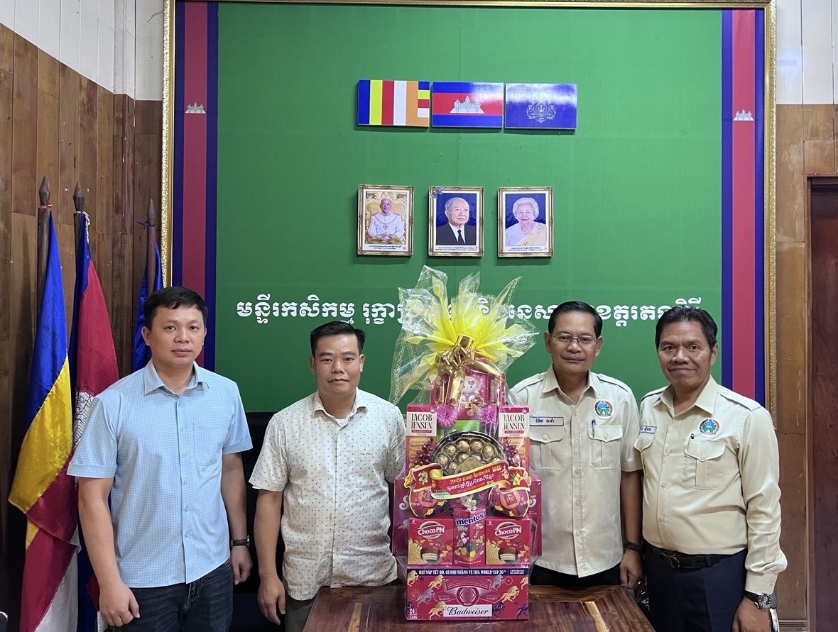 Lãnh đạo Binh đoàn 15 và Công ty 386 thăm, chúc Tết, tặng quà người lao động và nhân dân Campuchia dịp Tết Chol Chhnam Thmey